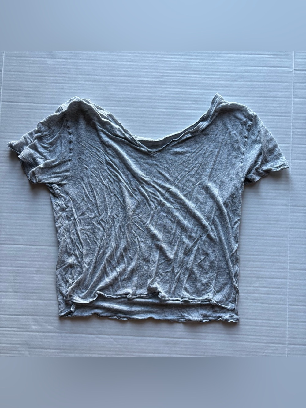 🎉6/$26🎉 LULULEMON Grey Crop Top
